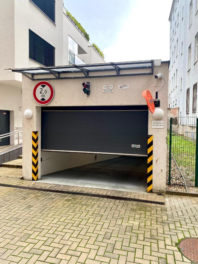 The Elite Suite Downtown A/C & Garage Parking Bratislava Extérieur photo